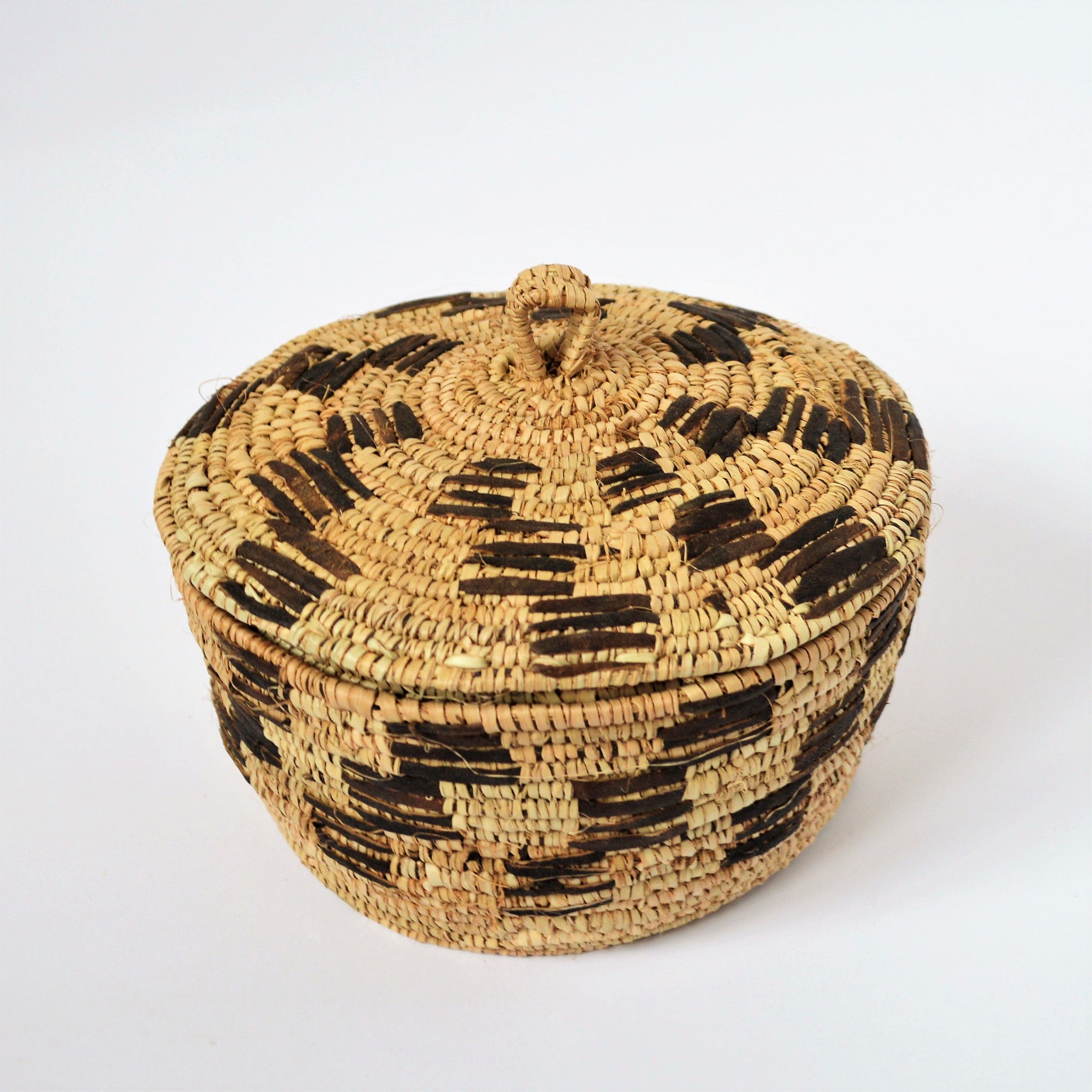 Woven basket lidded, Decorative leather and straw basket