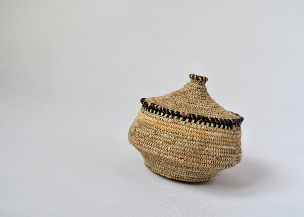 Round woven straw canister with a lid jewelry box