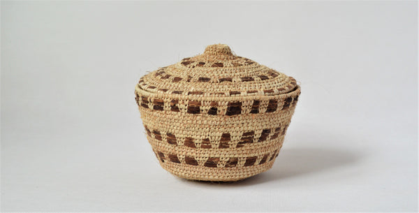 Woven sewing box / jewelry box decorated with natural leather