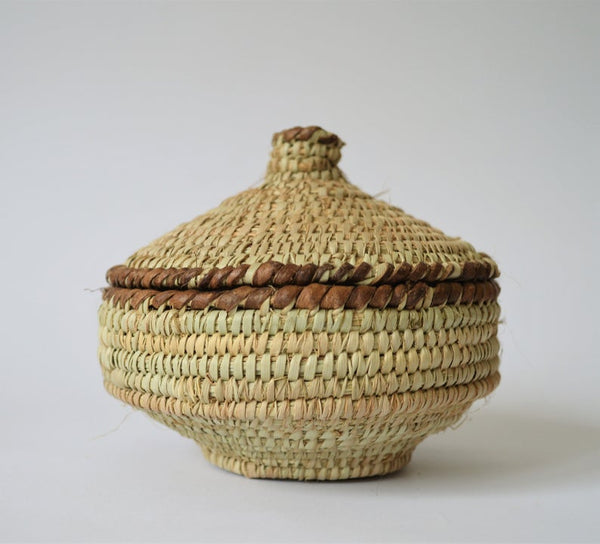 Round basket with lid with leather decoration