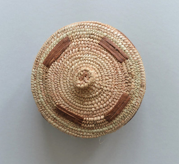 Round palm leaf wicker box for jewelry
